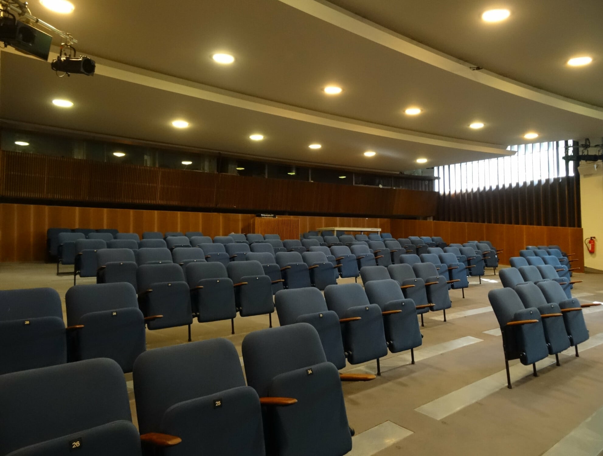 Aufgrund der Corona-Pandemie ausgedünnte Bestuhlung im Berliner Haus der Kulturen der Welt.
