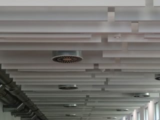Baffeldecke über den Umkleiden in einem Schwimmbad
