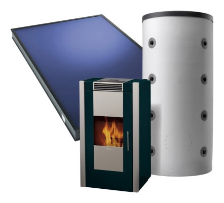 Auch wasserführende Holzkaminöfen (mit wassertasche) lassen sich über einen Pufferspeicher mit einer Solaranlage kombinieren