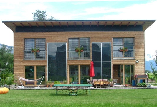 Einfamilienhaus mit 16 m² Fassadenkollektoren von Eurosol. Die Solaranlage arbeitet heizungsunterstützend