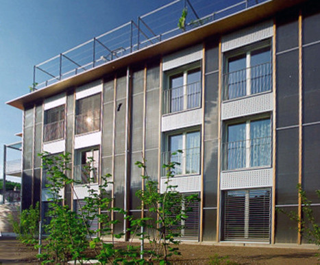 Mehrfamilienhaus in Winterthur mit einem vollintegrierten Lufterwärmungssystem an der Südfassade. Die Luftkollektoren haben eine Fläche von 59 m²