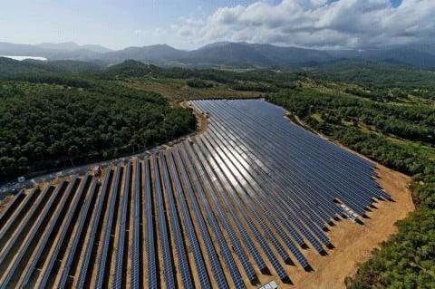 Die Aufstellungsfläche muss nach Süden orientiert und ohne Verschattung sein. Ihre Größe bestimmt, wieviel Strom sich produzieren lässt (Solarpark Mallorca)