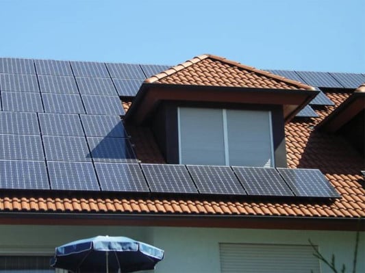Damit die Effizienz von Solarmodulen nicht beeinträchtigt wird, ist ihre Verschattung zu vermeiden