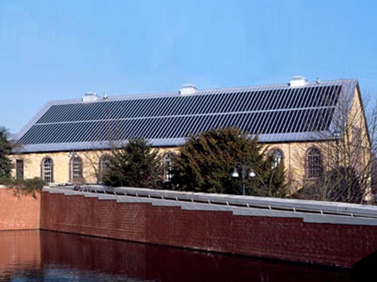 Photovoltaik-Anlage auf einem historischen Gebäude