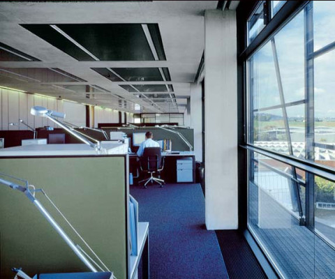 Stoffbespannte Raumtrennelemente sorgen für eine gute Akustik im Trumpf Logistikzentrum in Ditzingen (Architekt: Barkow Leibinger Architekten, Berlin)