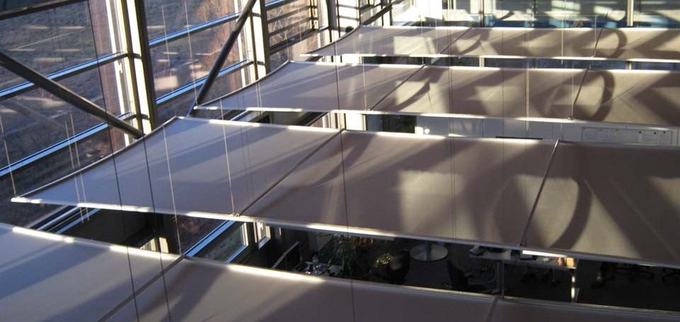 Deckensegel können mit Stahlseilen abgehängt und somit nah an der Geräuschquelle angebracht werden.