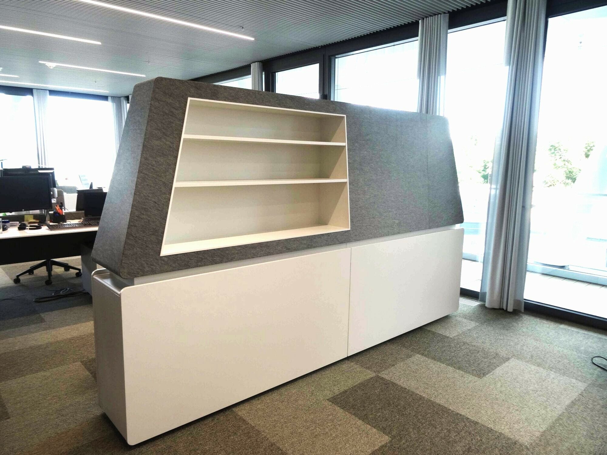 Boden, Decke und Möbel werden im Büro von 50Hertz in Berlin zur Optimierung der Raumakustik genutzt.