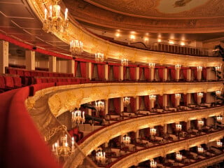 Die bauchige Grundform, Material und Strukturierung der restaurierten Logenbrüstungen des Bolschoi Theaters in Moskau verbessern die Akustik
