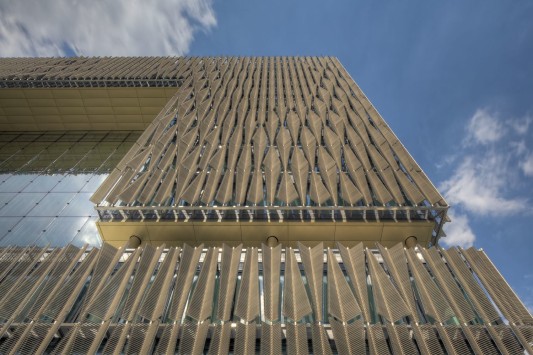 Über 380.000 Sonnenschutzlamellen bedecken die Fassade