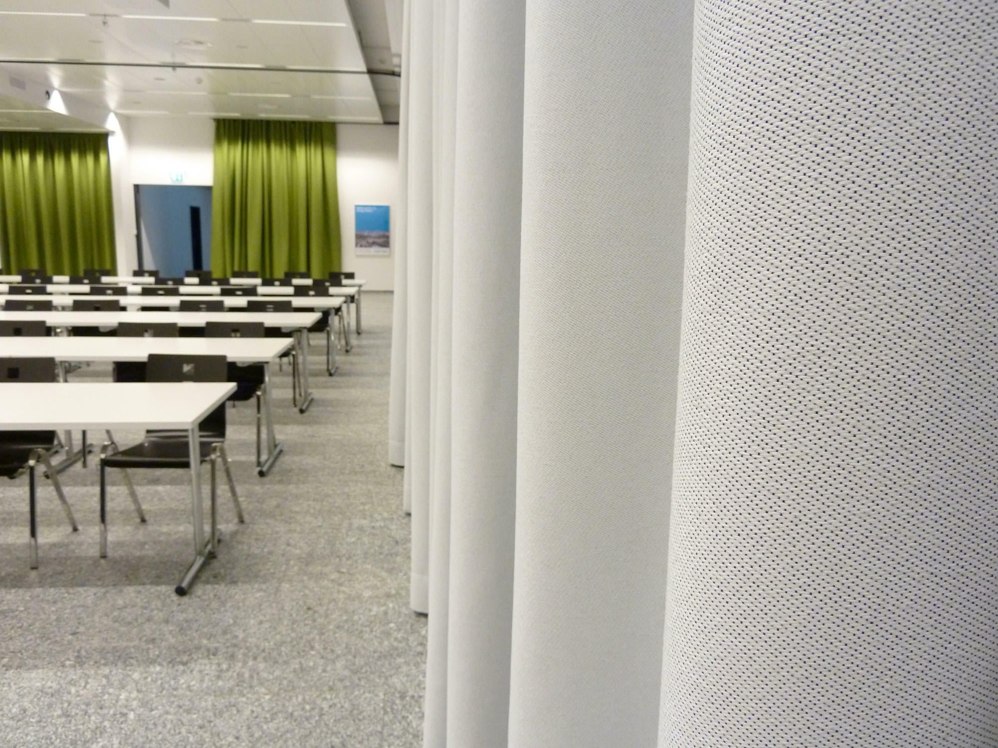 Stoff zur Schallabsorption und Verdunkelung (Schulungs- und Vortragsraum im Kabelwerk Brugg)