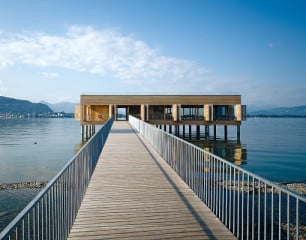 Das Badehaus mit geöffneten Läden