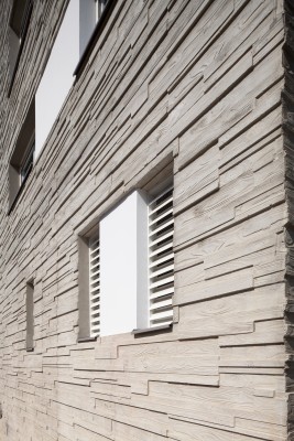 Ortbeton mit Holzlattenstruktur
