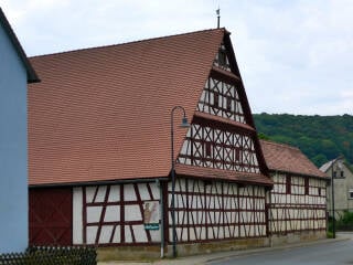 Die Formensprache und Detailausbildung dieses Baustils ist regional sehr unterschiedlich