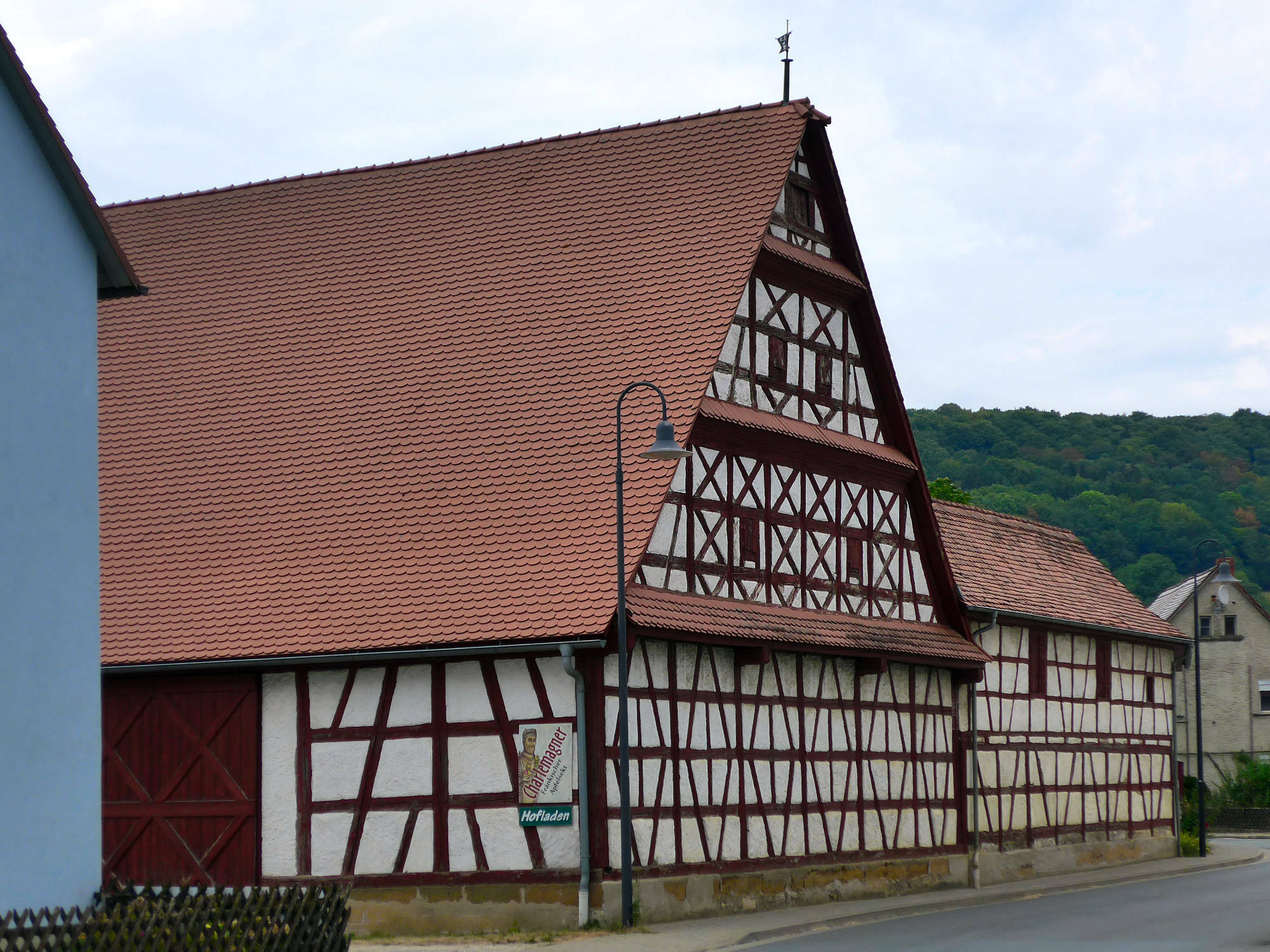 Die Formensprache und Detailausbildung dieses Baustils ist regional sehr unterschiedlich