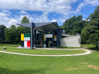 Der Pavillon Le Corbusier in Zürich vereint Stahl, Glas und industrielle Vorfertigung zu einem Schlüsselbau der architektonischen Moderne der 1960er-Jahre.
