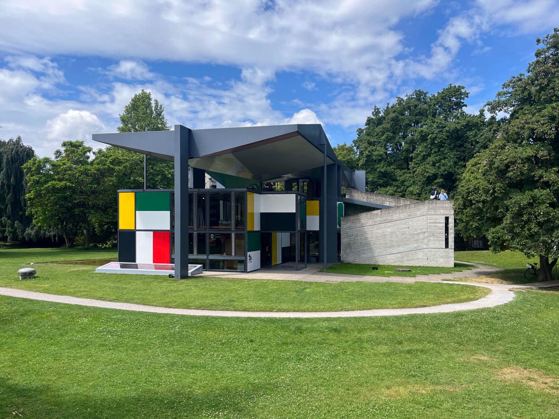 Der Pavillon Le Corbusier in Zürich vereint Stahl, Glas und industrielle Vorfertigung zu einem Schlüsselbau der architektonischen Moderne der 1960er-Jahre.