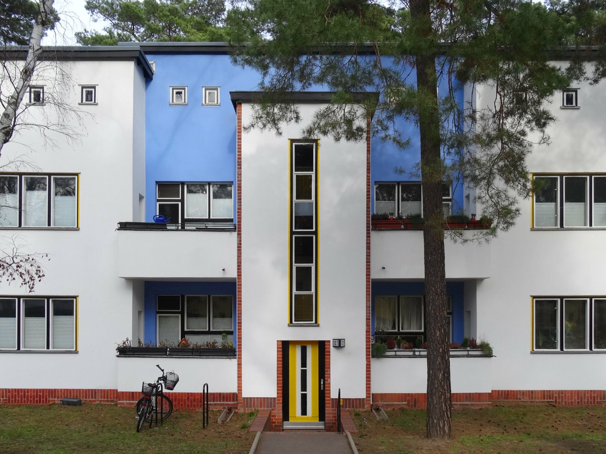 Die für ihre kräftige Farbgebung bekannte Waldsiedlung "Onkel Toms Hütte" in Berlin Zehlendorf, Architektur: Bruno Taut, Hugo Häring und Otto Rudolf Salvisberg, 1926-1931