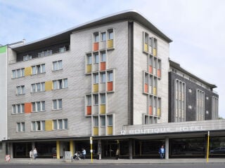 Dass in den 1950er-Jahren nicht nur schmucklose Bauten entstanden, zeigt das unter Denkmalschutz stehende Ignatius-Haus in Berlin-Charlottenburg. Es wurde 1956-57 nach einem Entwurf von Johannes Jackel als Ordenshaus errichtet und dient heute als Hotel.