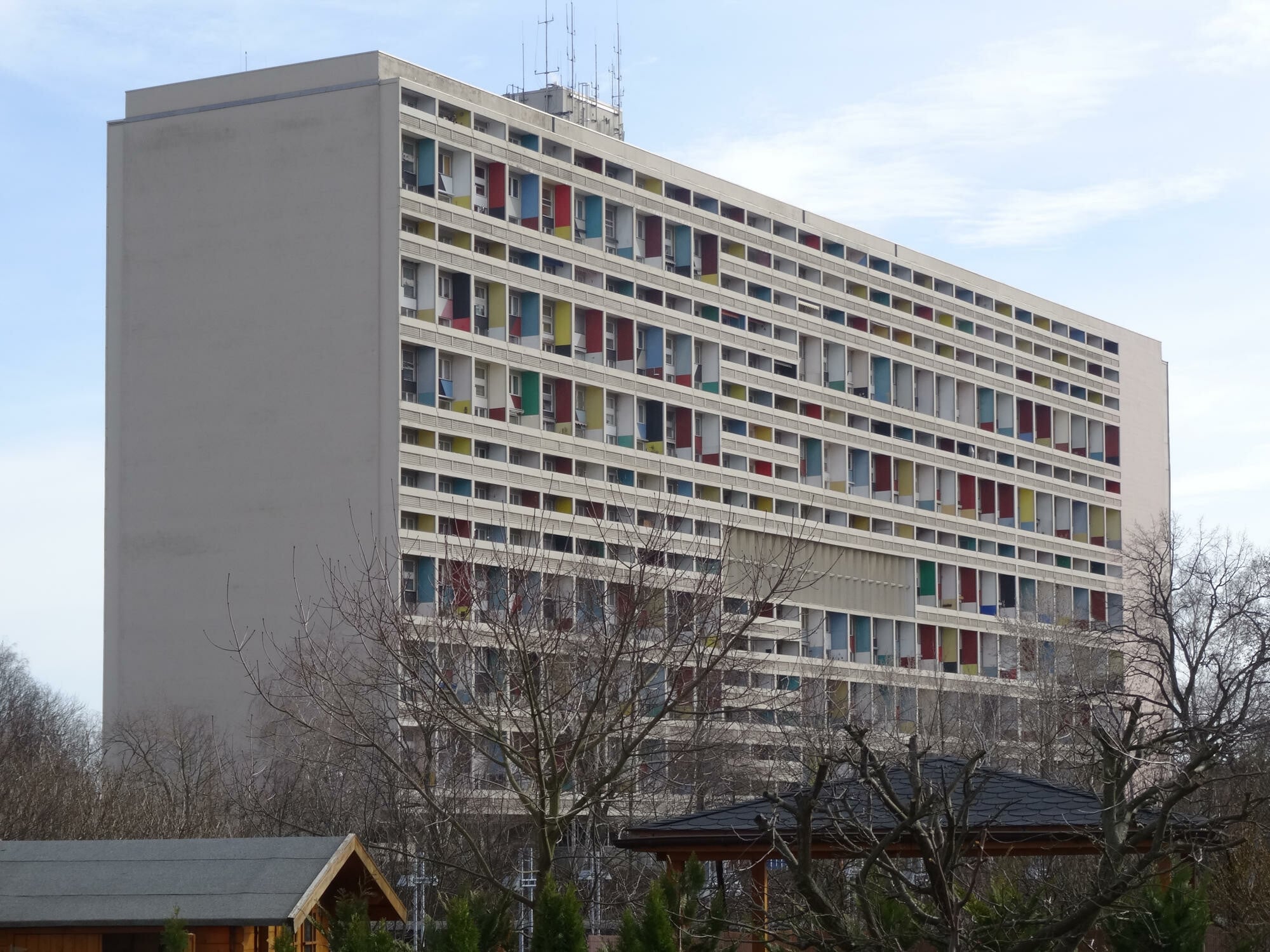 Zwischen 1956 und 1958 entstand das Corbusierhaus Unité d’Habitation in Berlin Betonkonstruktion in klassischer Schottenbauweise mit Betondecken und tragenden Beton-Zwischenwänden, die als Fertigteile montiert wurden.