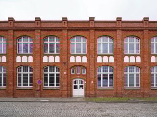 Saniertes und denkmalgeschützes Gebäude der ehemaligen Munitionsfabrik am Eichborndamm in Berlin-Reinickendorf