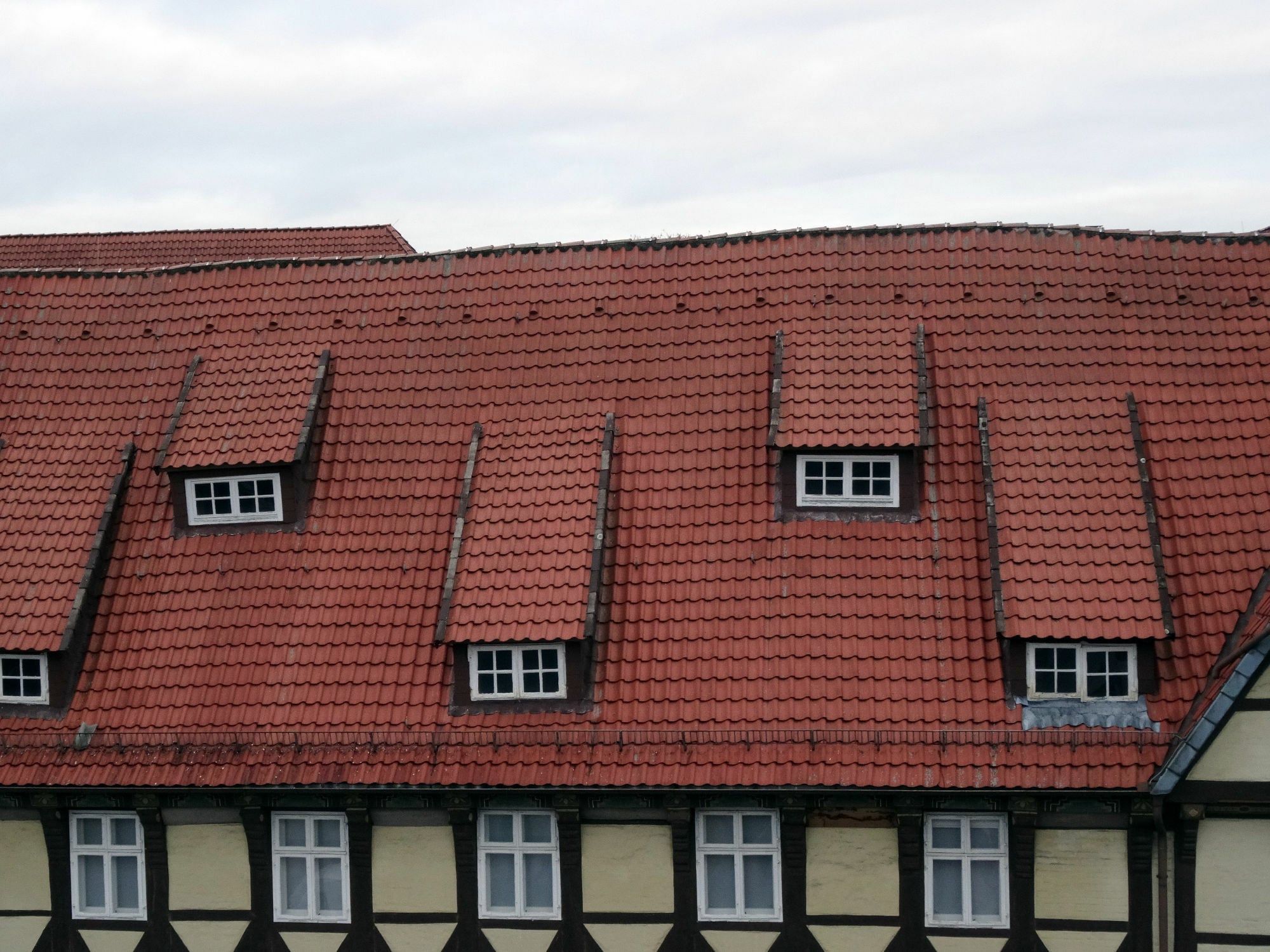 Auch große Verformungen müssen die Standfestigkeit eines Daches nicht beeinträchtigen.
