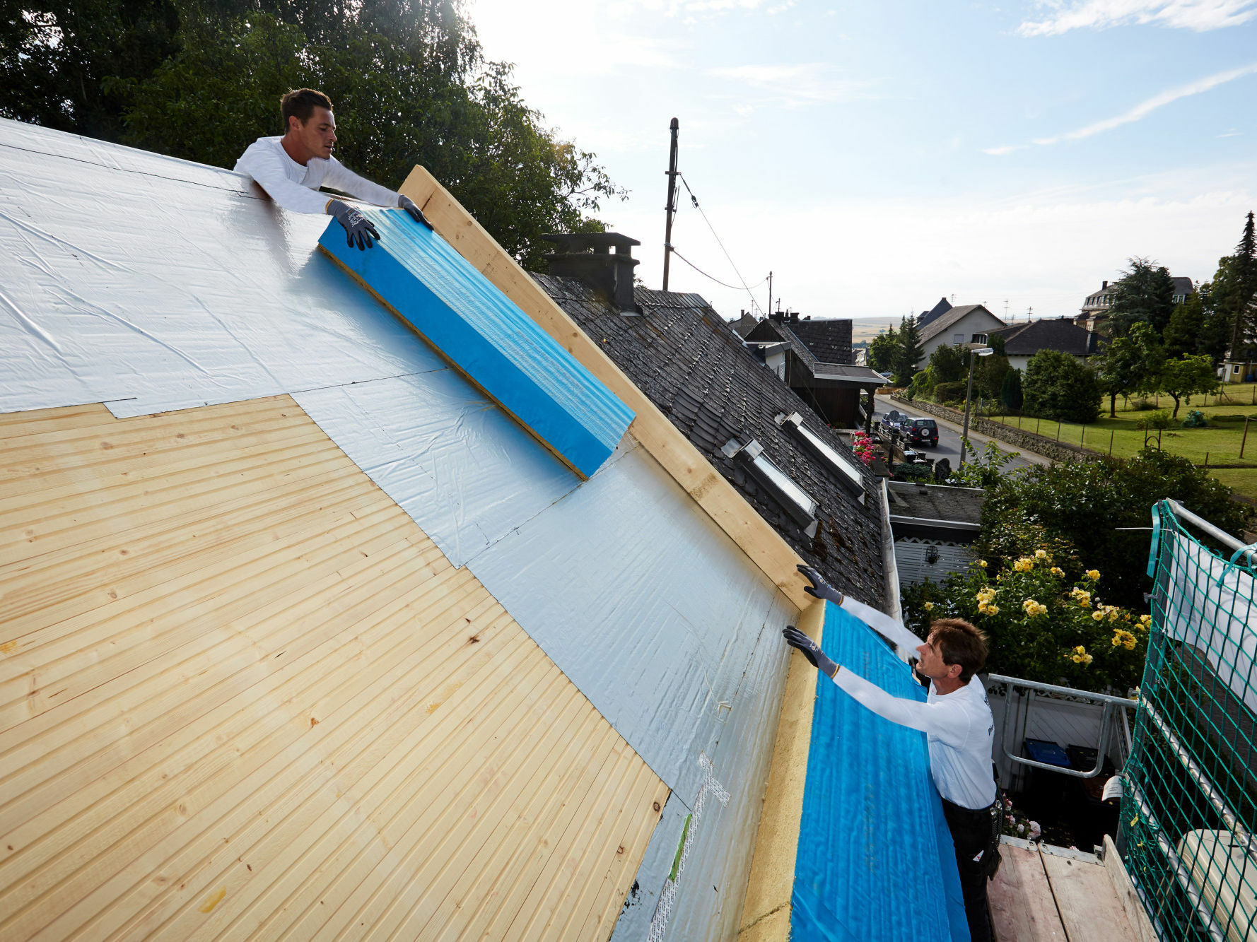 Aufsparrendämmung aus Steinwolle, die bei der Sanierung eines Grubenarbeiterhauses mit Schieferdachdeckung zum Einsatz kam.