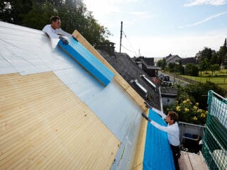 Aufsparrendämmung aus Steinwolle, die bei der Sanierung eines Grubenarbeiterhauses mit Schieferdachdeckung zum Einsatz kam.