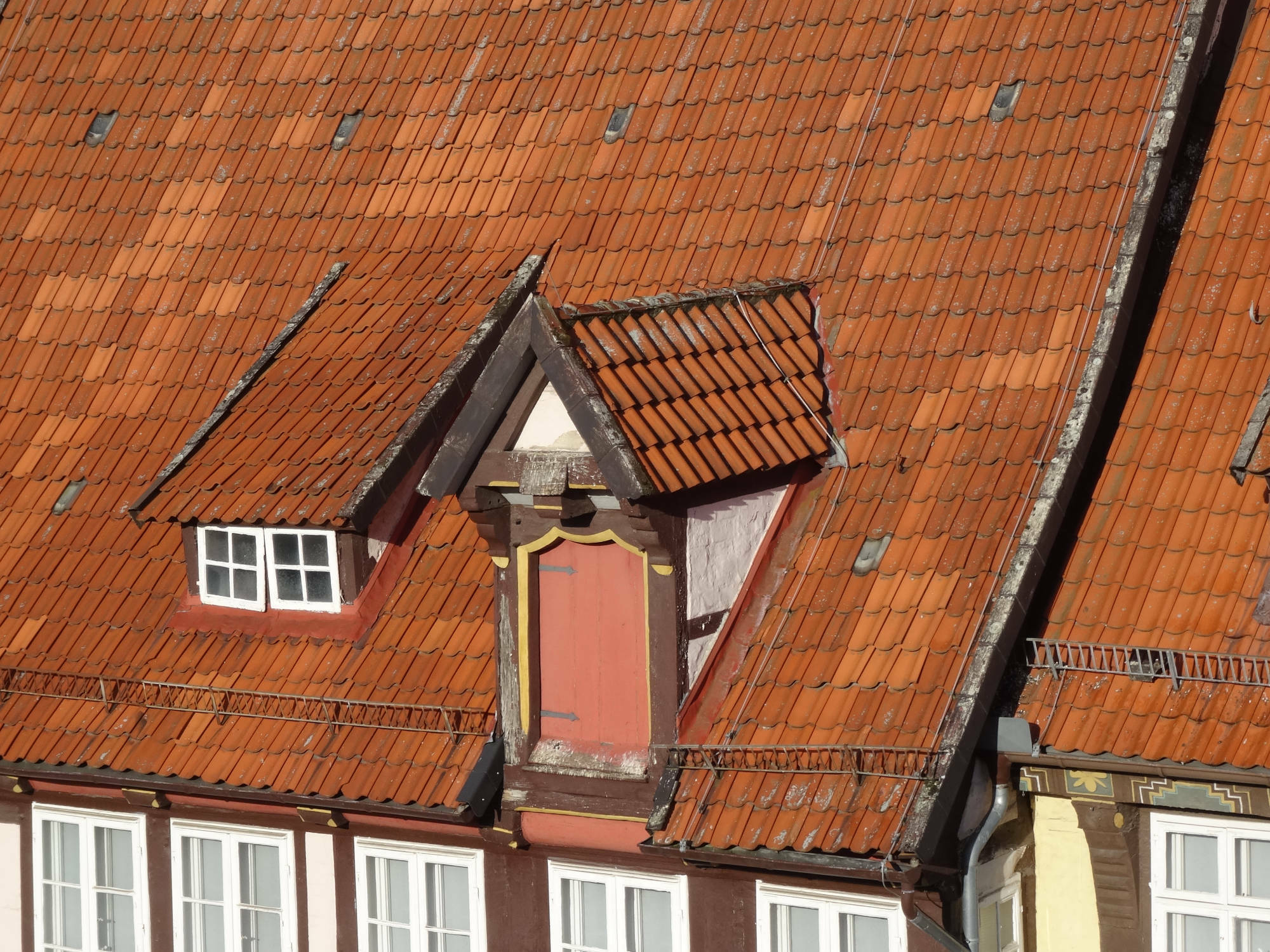 Hohlpfannen auf dem Dach des Bomann-Museum in Celle