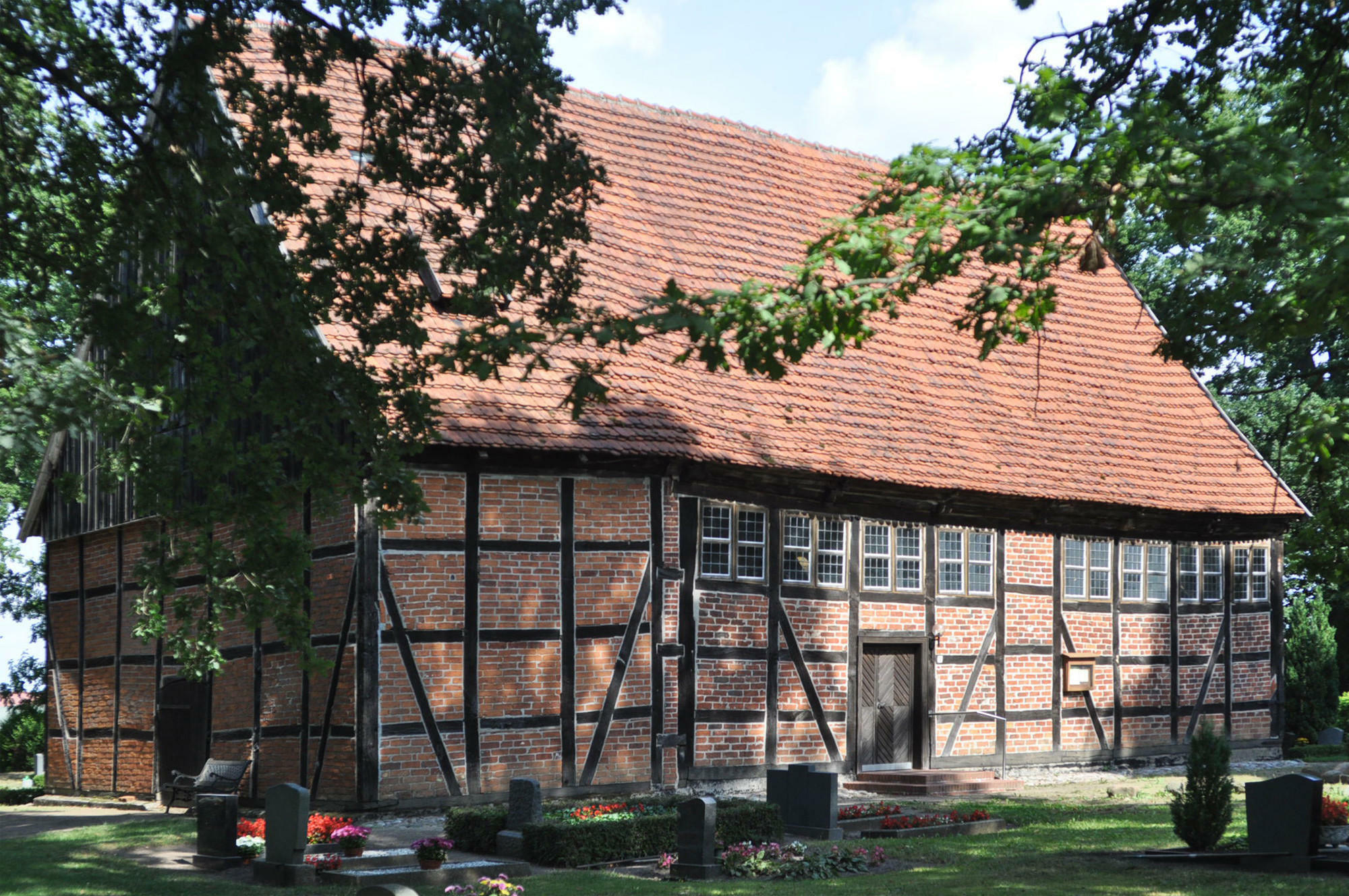 Bei Fachwerkkonstruktionen trägt ein Holztragwerk die Hauptlast und die Zwischenräume werden mit verschiedenen Materialien ausgefacht.