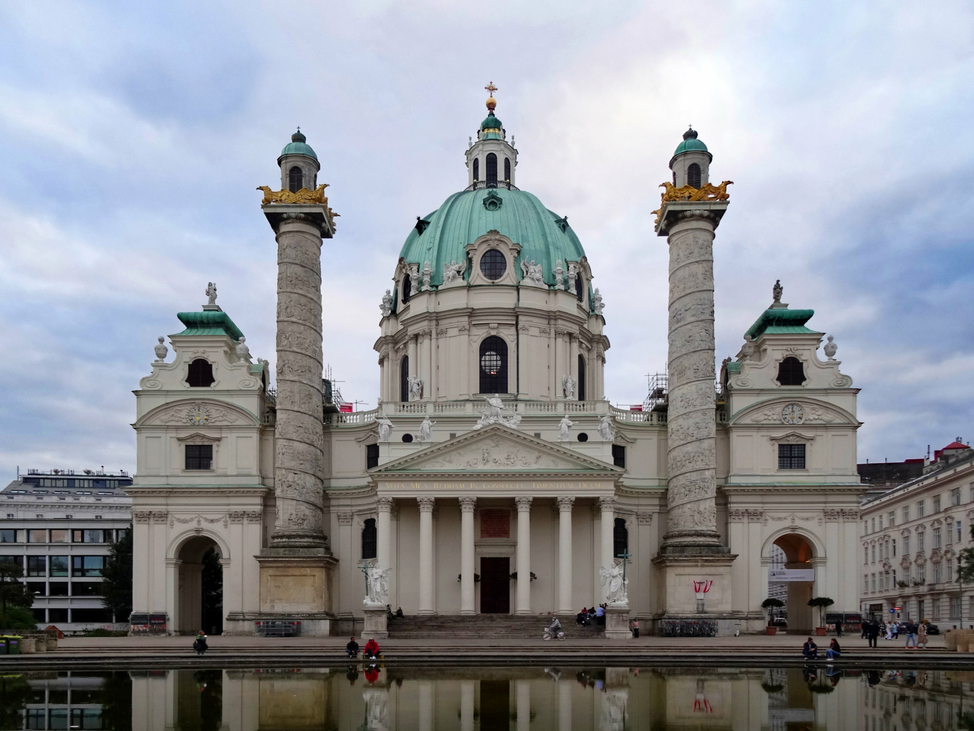 Die barocke Karlskirche in Wien, deren Mittelteil in Form eines römischen Tempels gestaltet wurde.