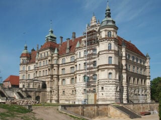 Schloss Güstrow gilt als eines der bedeutendsten Renaissancebauwerke Norddeutschlands. Zu den besonderen Gestaltungselementen gehören u.a. die horizontalen Gesimse, die Ecktürmchen und die ausdrucksstarken Rustizierungen (geputzte Quader).