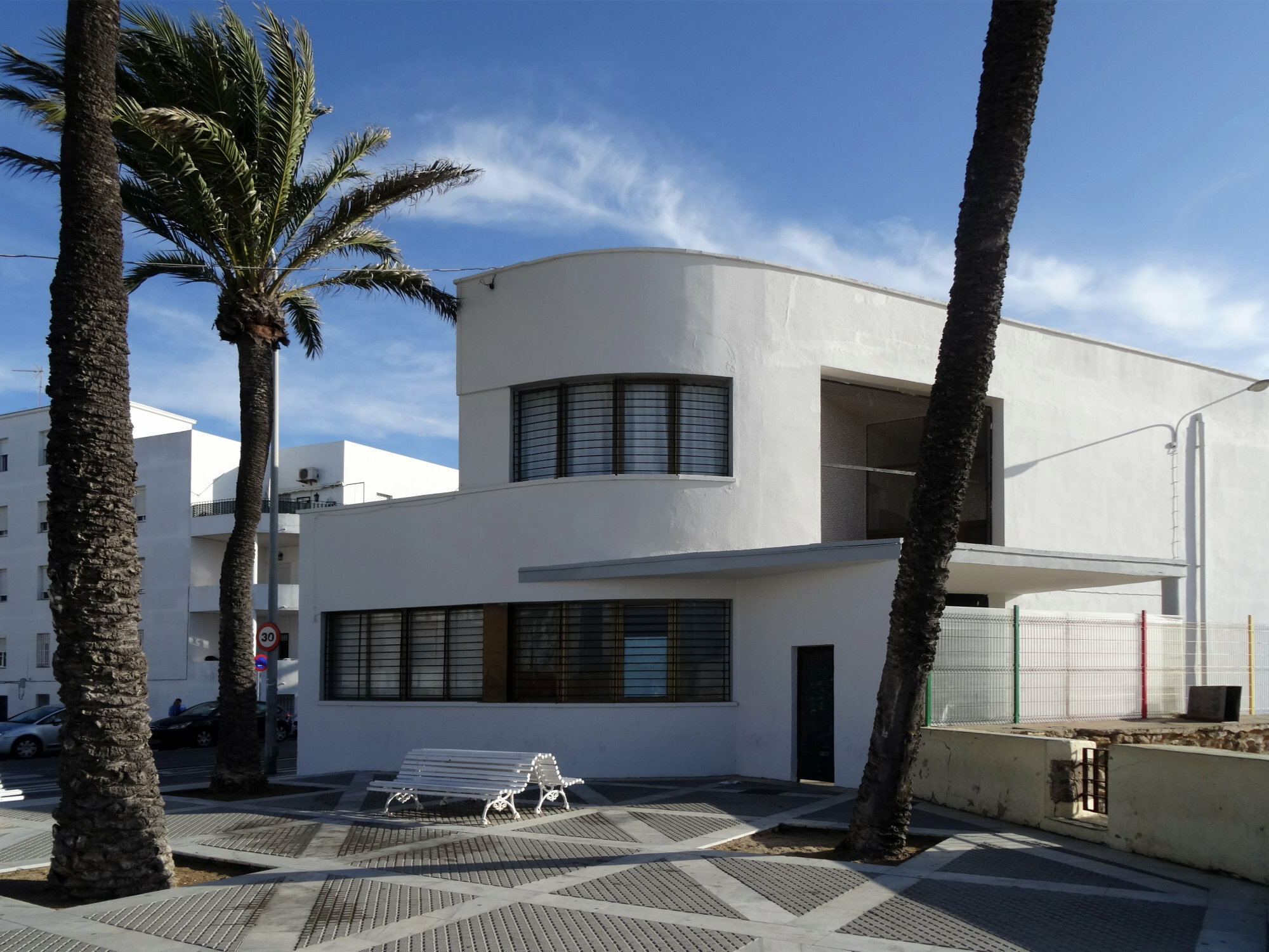 Das weiß verputzte Colegio Público Santa Teresa in Cadiz entstand in den 1940-Jahren nach Plänen des Architekten Antonio Sánchez Esteve.