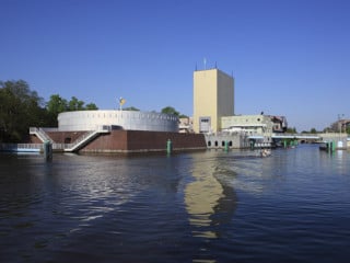 Das Museum befindet sich auf einer Insel in Groningen und ist über eine Brücke mit den beiden Ufern verbunden