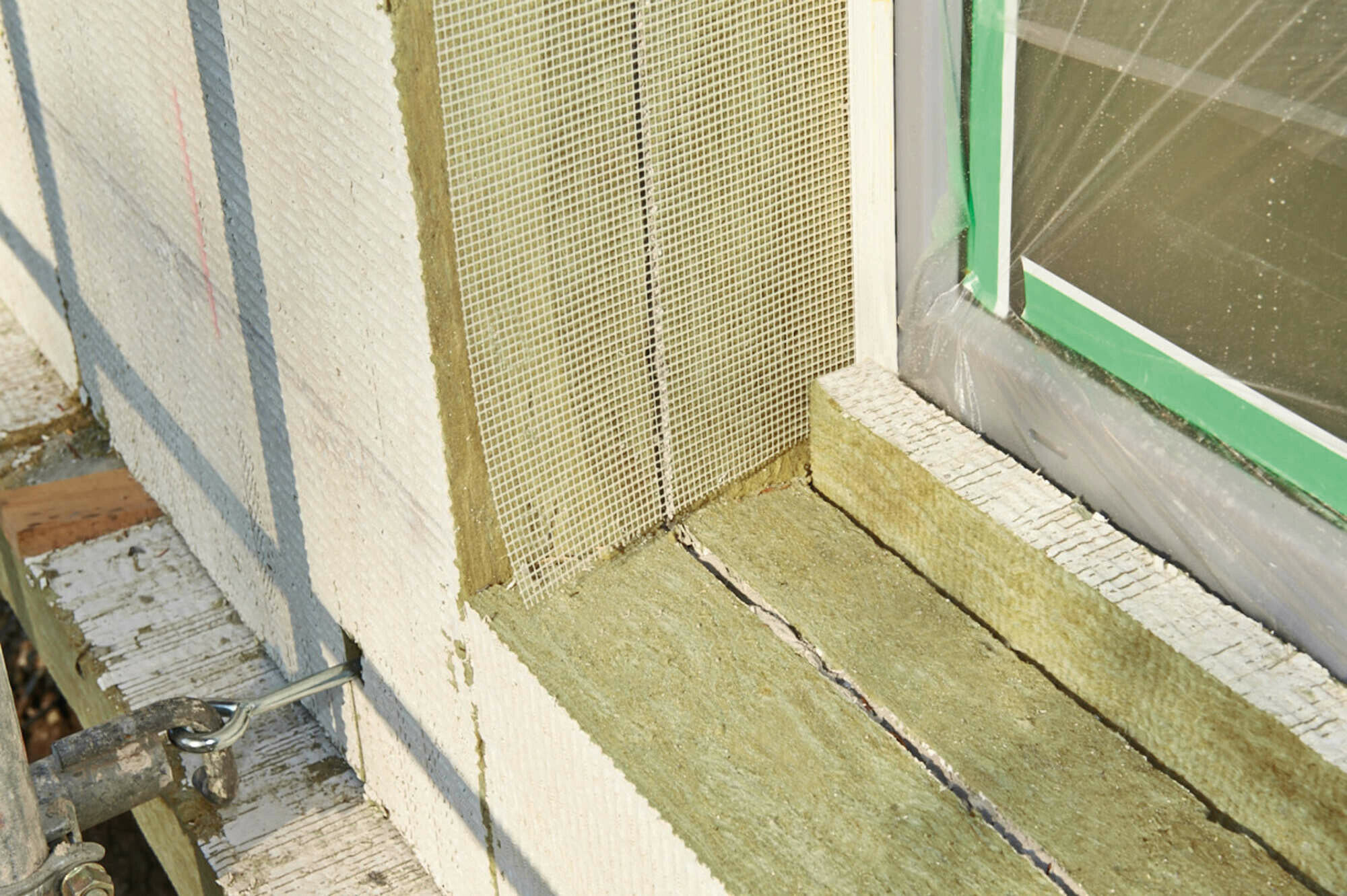 Aufgedoppeltes WDVS mit Wärmedämmung aus Steinwolle. 