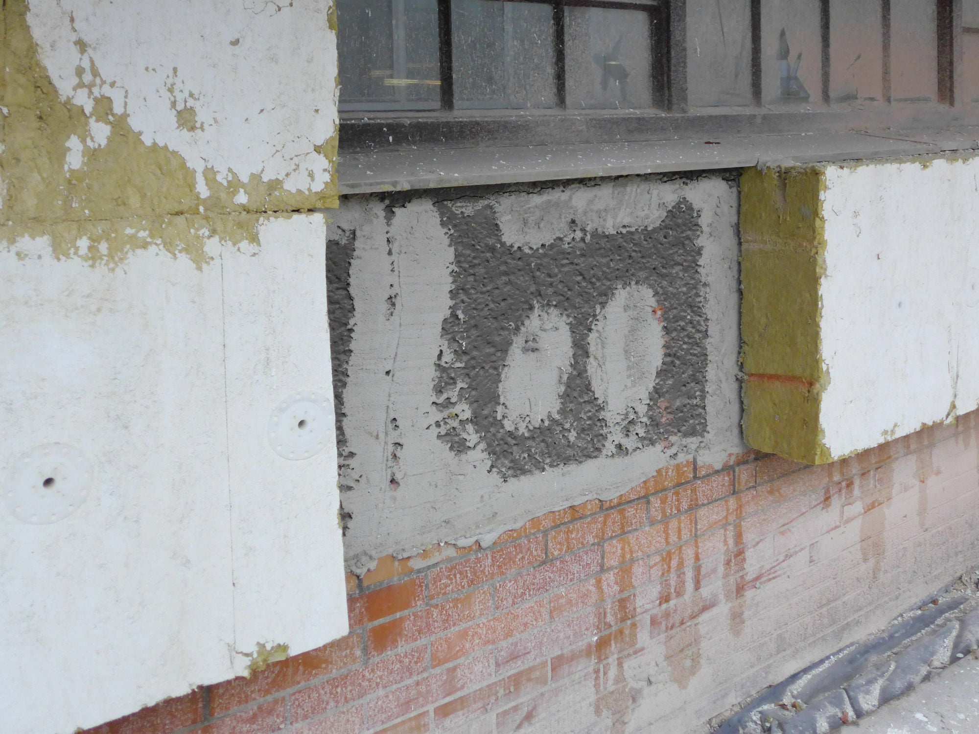 An Stürzen, in Laibungen und an Fensterbankanschlüssen ist die Dämmung bis an den Rahmen zu führen.