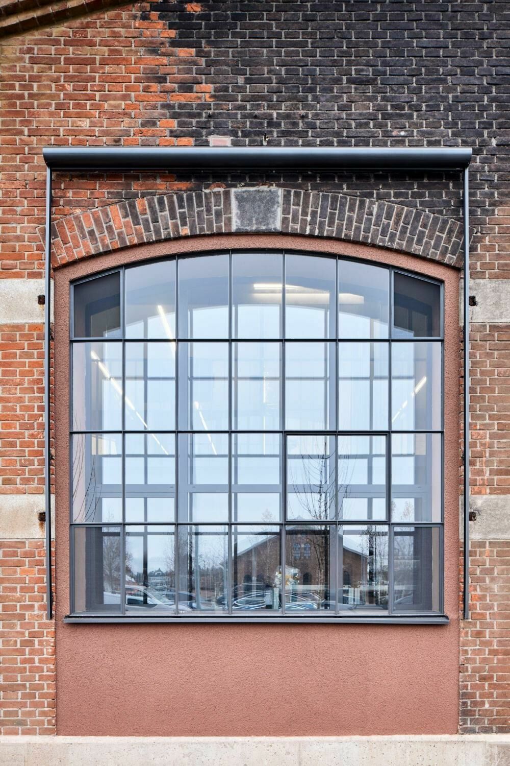 Originale Stahlfenster mit Einfachverglasung wurden durch ein innenliegendes Zusatzfenster im Kastenfensterprinzip ergänzt, um energetischen Anforderungen zu genügen.