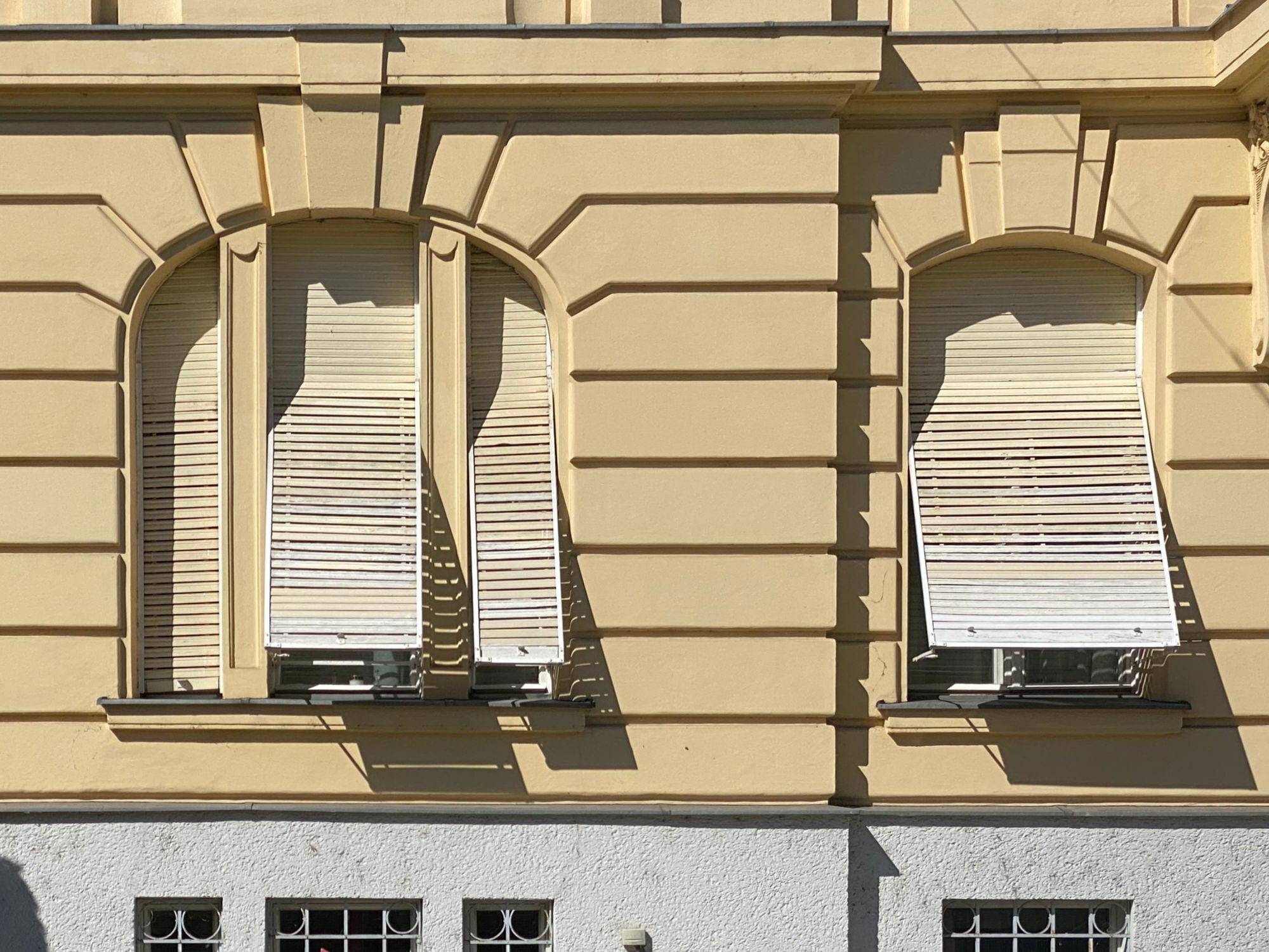 Aussteller-Rollläden mit Holzpanzer an einem historischen Stadthaus in Wien