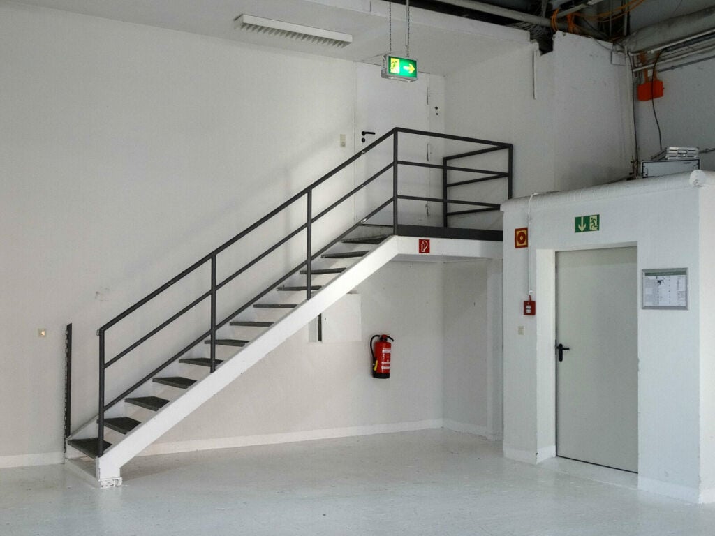 Bei Brandschutzmaßnahmen im Bestand gilt ein besonderes Augenmerk auf Rettungswegen, Abdichtungen von Öffnungen, Feuerwiderstandsdauer und Baustoffen.