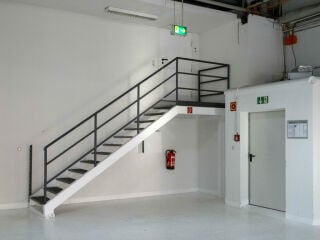 Bei Brandschutzmaßnahmen im Bestand gilt ein besonderes Augenmerk auf Rettungswegen, Abdichtungen von Öffnungen, Feuerwiderstandsdauer und Baustoffen.