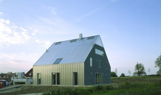 In seiner Form fügt sich das Haus in die umgebende Bebauung