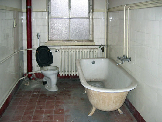 Sanierungsbedürftige Sanitärinstallation