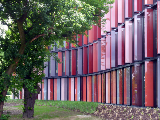 Fassade mit Sonnenschutzlamellen in verschiedenen Farben