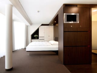 Warme Holz- und Erdfarben prägen die Zimmer