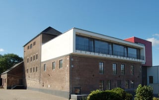 Der Altbau wurden durch eine Aufstockung und ein zentrales Treppenhaus ergänzt