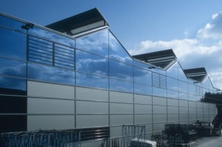 Die Fassade ist  weitestgehend verglast