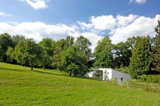 Das in den Hang eingebettete Ateliergebäude