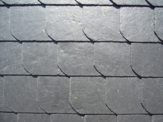 Beispiel einer Universal-Deckung an der Fassade mit Deckrichtung nach links (Linksdeckung)