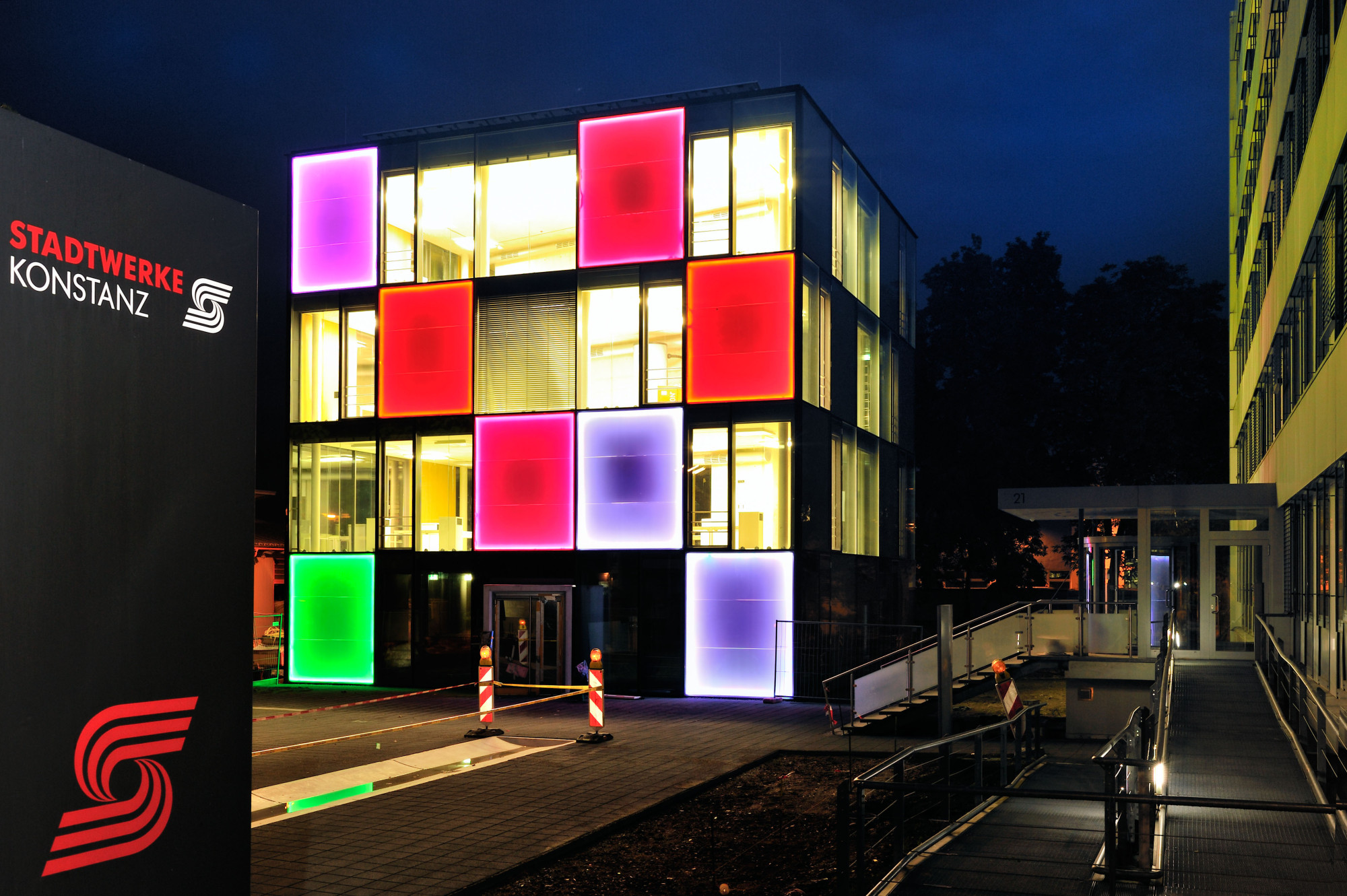 Beleuchtete Fassade des Energiewürfels