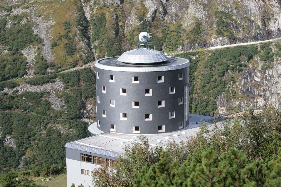 Die Fassade des hoch gelegenen Hotels muss Windgeschwindigkeiten von bis zu 200 km/h standhalten