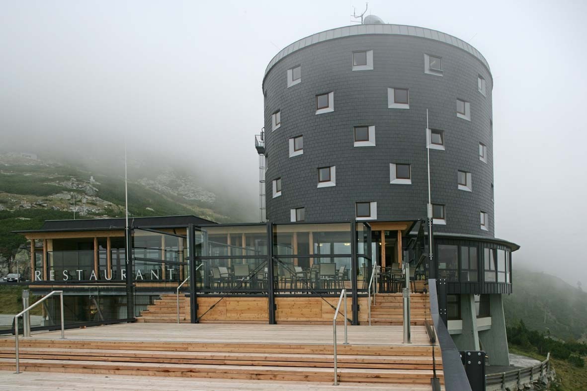 Ansicht Hotelturm mit Restaurant und vorgelagerter Aussichtsplattform